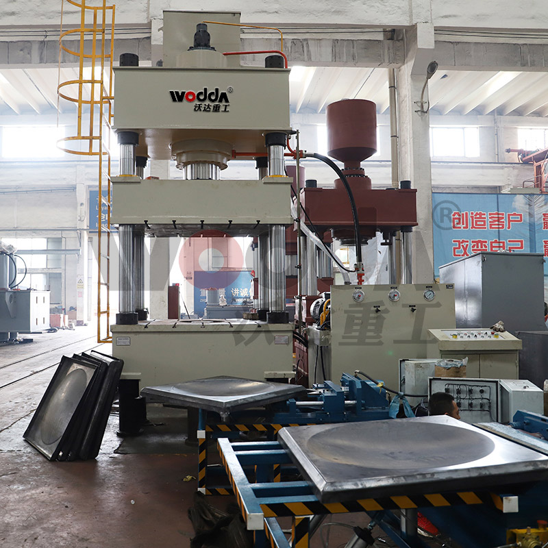 500噸不銹鋼水箱板液壓機(jī) 500噸不銹鋼水箱板液壓機(jī)