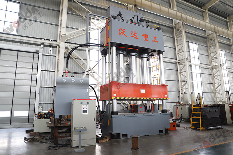 三梁四柱液壓機(jī)(1000噸1500噸2000噸) 三梁四柱液壓機(jī)(1000噸1500噸2000噸)