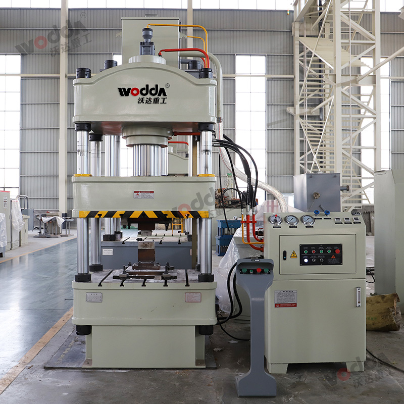 三梁四柱液壓機(jī) 三梁四柱液壓機(jī)