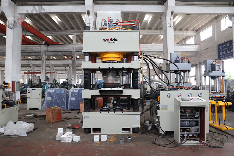 山東牛羊舔磚液壓機(jī)廠家哪家好？