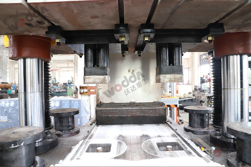 山東牛羊舔磚液壓機(jī)廠家哪家好？