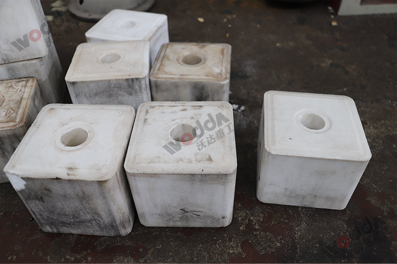 山東牛羊舔磚液壓機(jī)廠家哪家好？