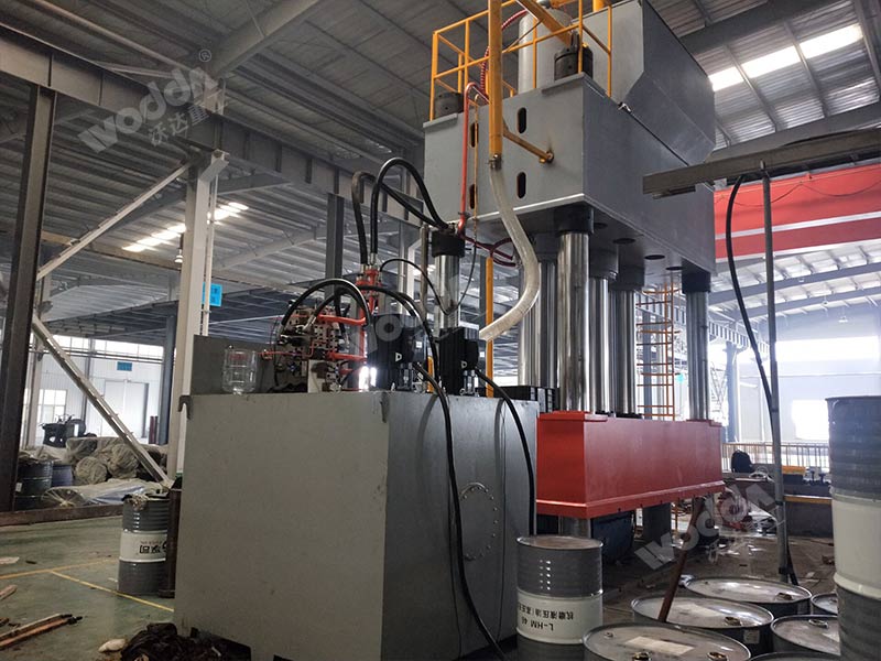 2000噸SMC汽車(chē)配件模壓液壓機(jī) 2000噸SMC汽車(chē)配件模壓液壓機(jī)