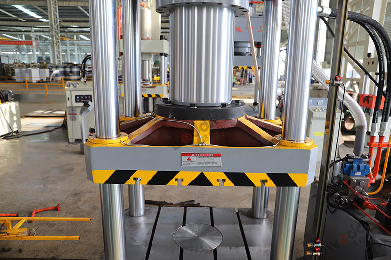 315噸不銹鋼拉伸成型液壓機(jī) 315噸不銹鋼拉伸成型液壓機(jī)