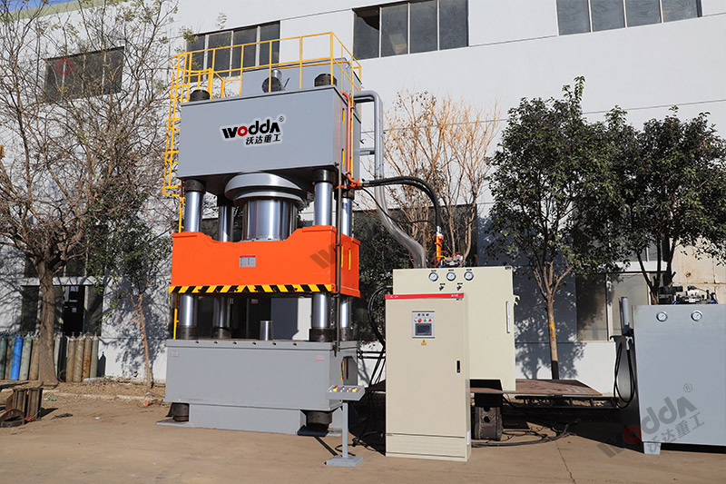 2000噸三梁四柱液壓機(jī) 2000噸三梁四柱液壓機(jī)