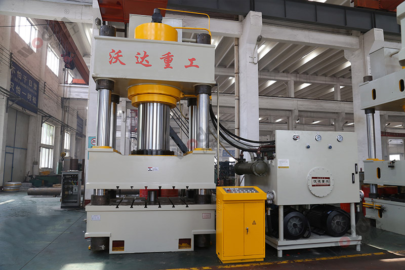 1000噸三梁四柱液壓機(jī) 1000噸三梁四柱液壓機(jī)