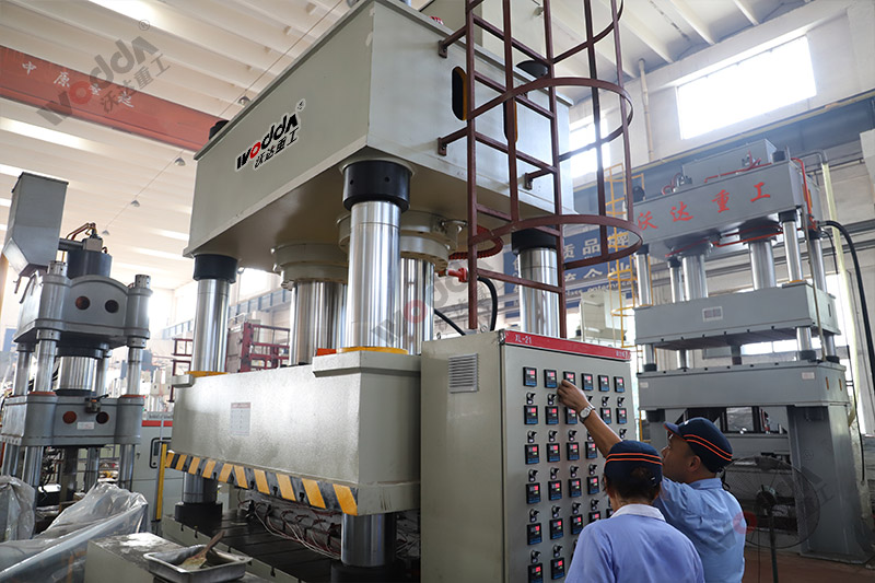 石墨烯導(dǎo)熱膜生產(chǎn)設(shè)備_1000噸液壓機_大型四柱液壓機 石墨烯導(dǎo)熱膜生產(chǎn)設(shè)備_1000噸液壓機_大型四柱液壓機