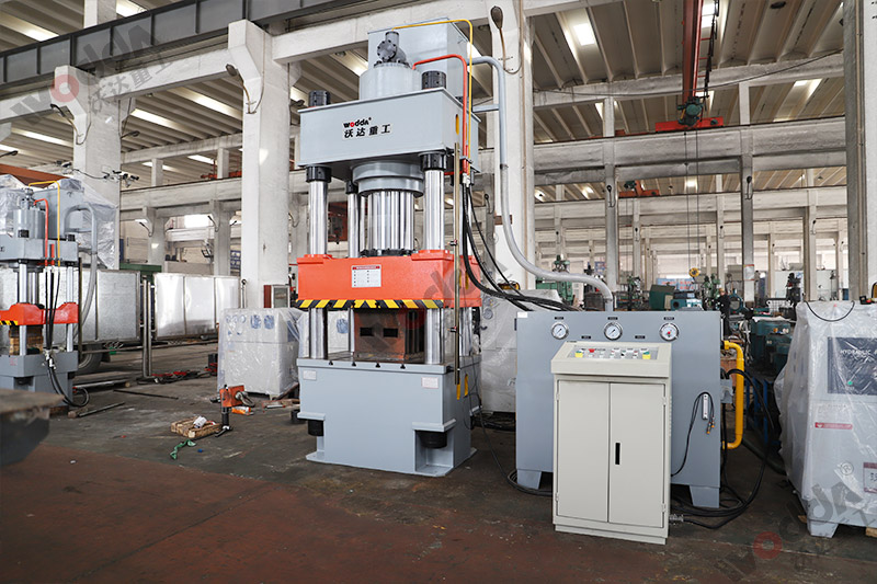 500噸三梁四柱液壓機(jī) 500噸三梁四柱液壓機(jī)