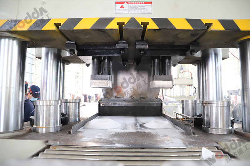 全自動(dòng)630噸鹽磚機(jī) 全自動(dòng)630噸鹽磚機(jī)