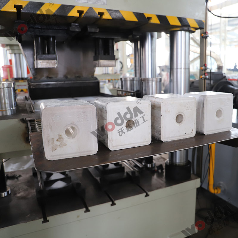 630噸牛羊舔磚液壓機 630噸牛羊舔磚液壓機