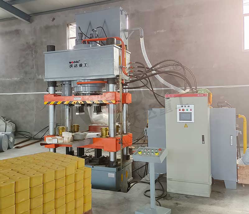 牛羊舔磚液壓機(jī) 牛羊舔磚液壓機(jī)