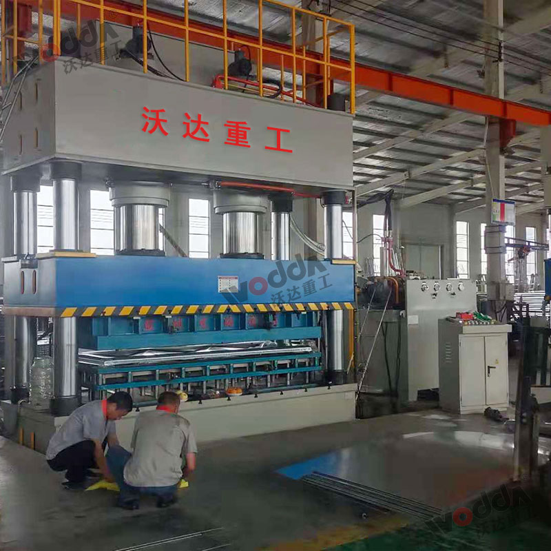 1000噸不銹鋼門面板壓紋成型液壓機(jī) 1000噸不銹鋼門面板壓紋成型液壓機(jī)