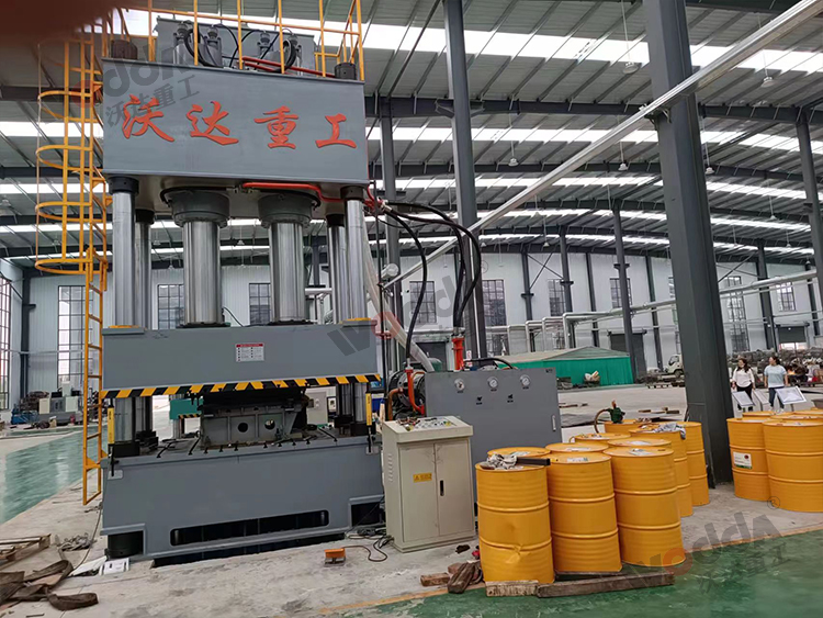 800噸四柱液壓機客戶現(xiàn)場圖 800噸四柱液壓機客戶現(xiàn)場圖