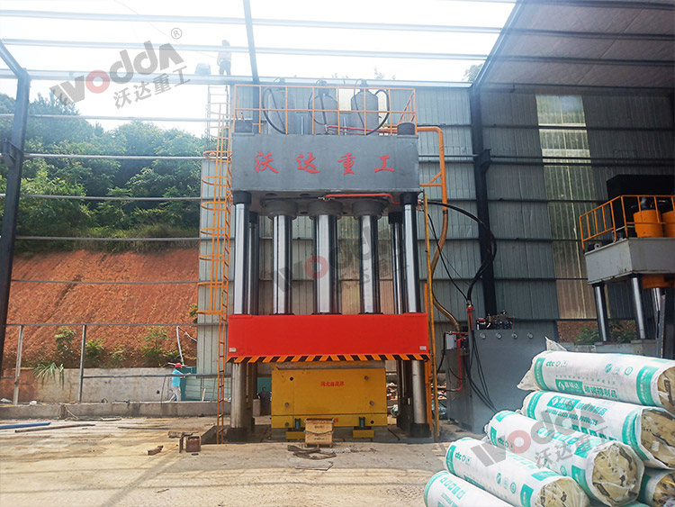 2000噸玻璃鋼成型液壓機(jī) 2000噸玻璃鋼成型液壓機(jī)