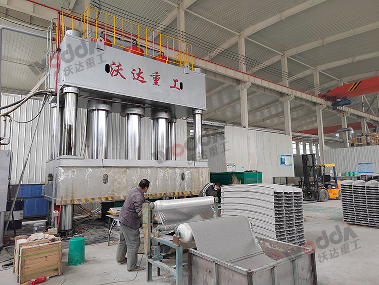 2000噸四柱液壓機(jī)模壓玻璃鋼電纜橋架玻璃鋼防腐板 2000噸四柱液壓機(jī)模壓玻璃鋼電纜橋架玻璃鋼防腐板