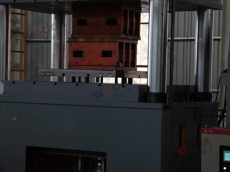 1500噸四柱液壓機(jī)(液壓墊) 1500噸四柱液壓機(jī)(液壓墊)