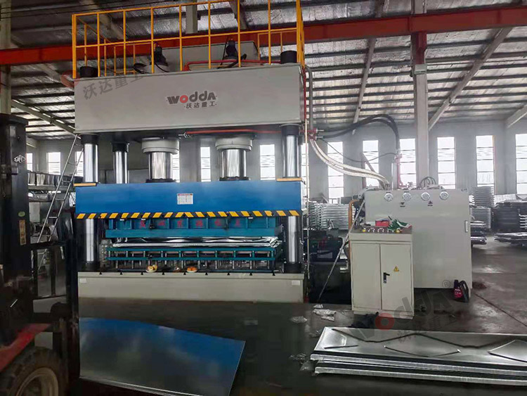 1000噸不銹鋼水箱板液壓機(jī)現(xiàn)場(chǎng) 1000噸不銹鋼水箱板液壓機(jī)現(xiàn)場(chǎng)