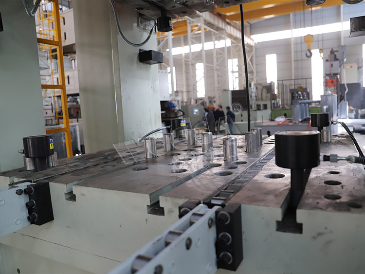 630噸框架式液壓機(jī)(多頂桿與舉模器) 630噸框架式液壓機(jī)(多頂桿與舉模器)