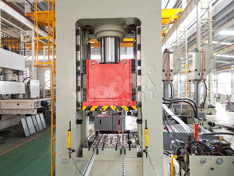 630噸框架式液壓機(jī)(滑塊與工作臺(tái)) 630噸框架式液壓機(jī)(滑塊與工作臺(tái))