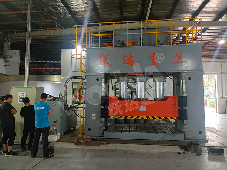 1000噸框架式薄板拉伸液壓機(jī)客戶現(xiàn)場(chǎng) 1000噸框架式薄板拉伸液壓機(jī)客戶現(xiàn)場(chǎng)