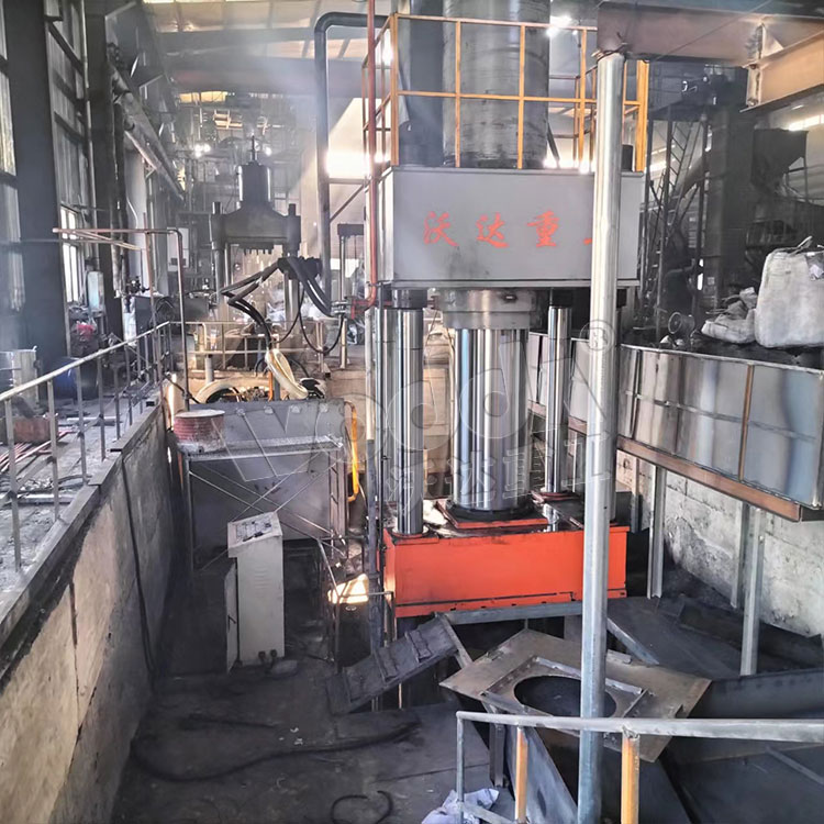 2000噸石墨坩堝液壓機(jī) 2000噸石墨坩堝液壓機(jī)