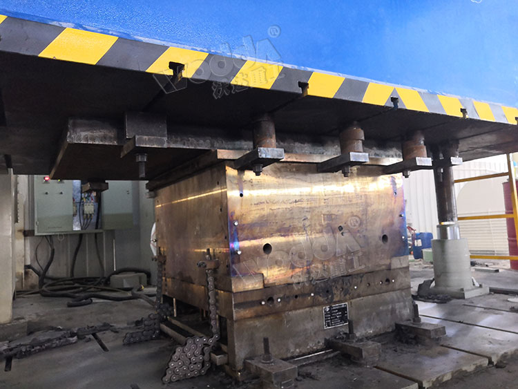 復(fù)合材料熱壓成型加工現(xiàn)場 復(fù)合材料熱壓成型加工現(xiàn)場