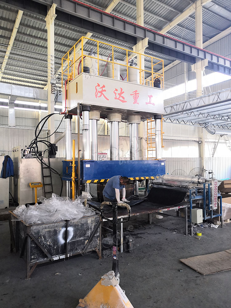 1000噸復(fù)合材料熱壓成型液壓機(jī) 1000噸復(fù)合材料熱壓成型液壓機(jī)