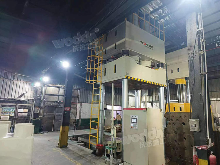 1500噸復(fù)合材料模壓機客戶車間現(xiàn)場.jpg 1500噸復(fù)合材料模壓機客戶車間現(xiàn)場.jpg