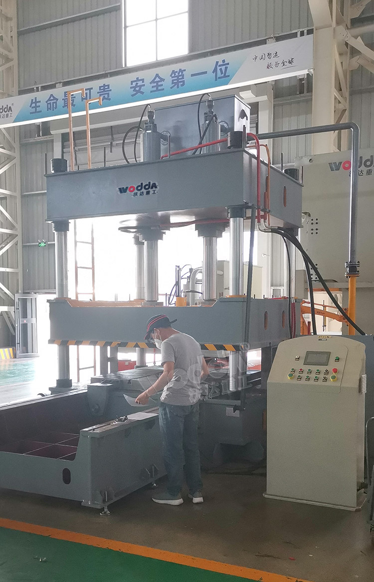 160輪胎模具試驗(yàn)機(jī)車(chē)間實(shí)拍圖 160輪胎模具試驗(yàn)機(jī)車(chē)間實(shí)拍圖