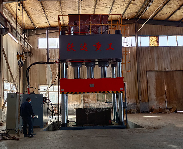 1500噸SMC工程車覆蓋件模壓成型液壓機(jī) 1500噸SMC工程車覆蓋件模壓成型液壓機(jī)