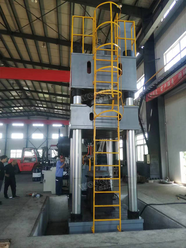 1000噸四柱液壓機(jī)側(cè)面 1000噸四柱液壓機(jī)側(cè)面