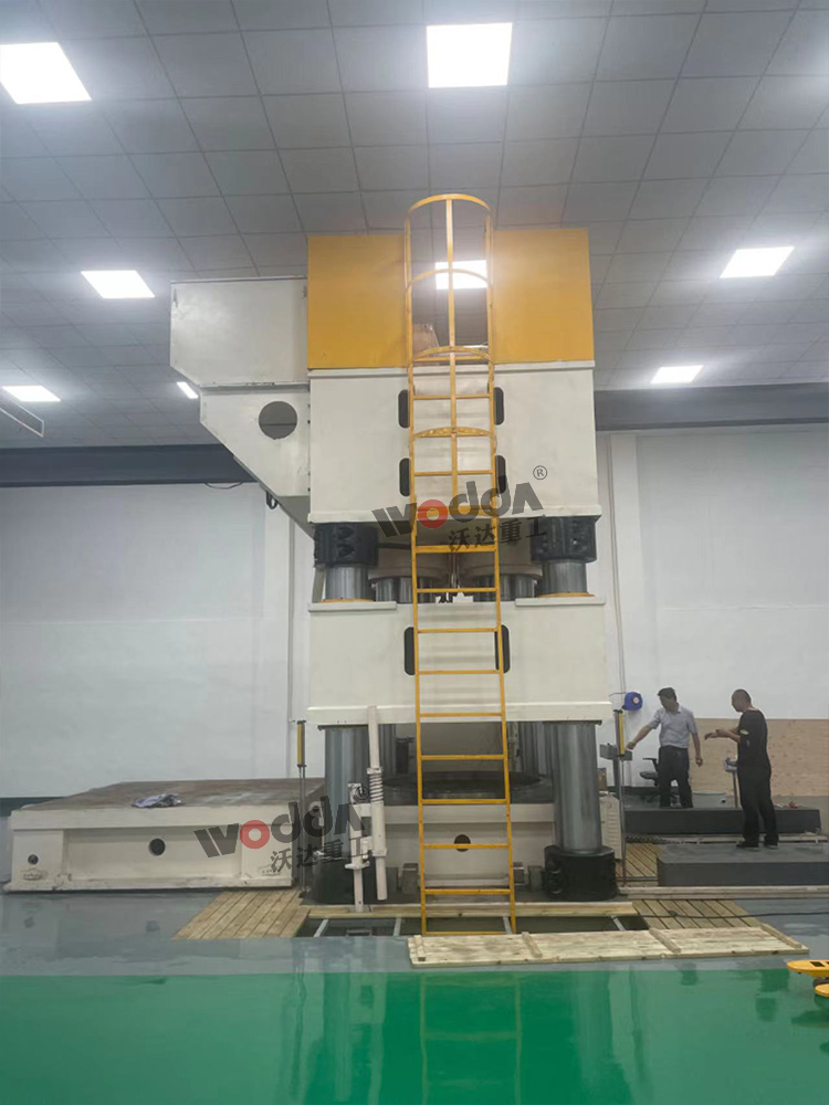 3000噸液壓機(jī)側(cè)面 3000噸液壓機(jī)側(cè)面