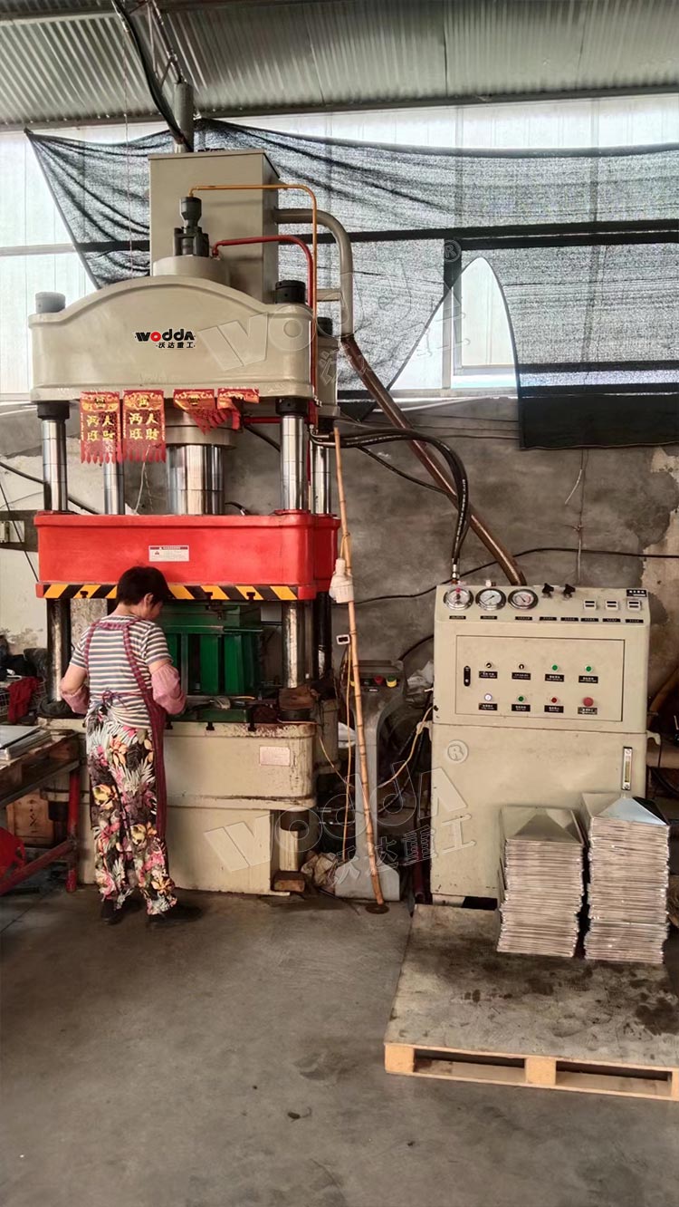 200噸四柱液壓機(jī) 200噸四柱液壓機(jī)