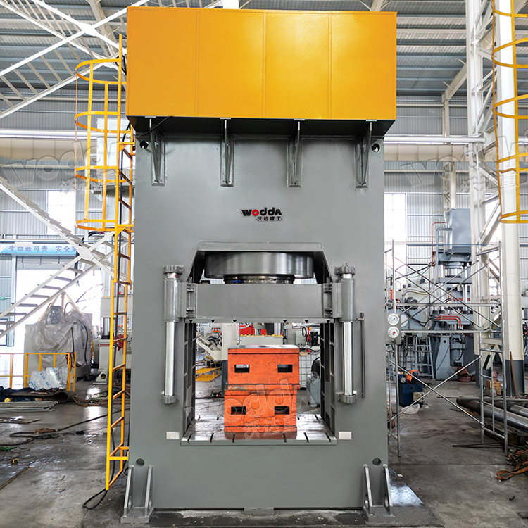 1800噸框架液壓機(jī) 1800噸框架液壓機(jī)