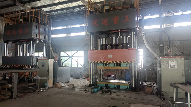 1500噸SMC汽車(chē)導(dǎo)流罩成型液壓機(jī)試機(jī).jpg 1500噸SMC汽車(chē)導(dǎo)流罩成型液壓機(jī)試機(jī).jpg