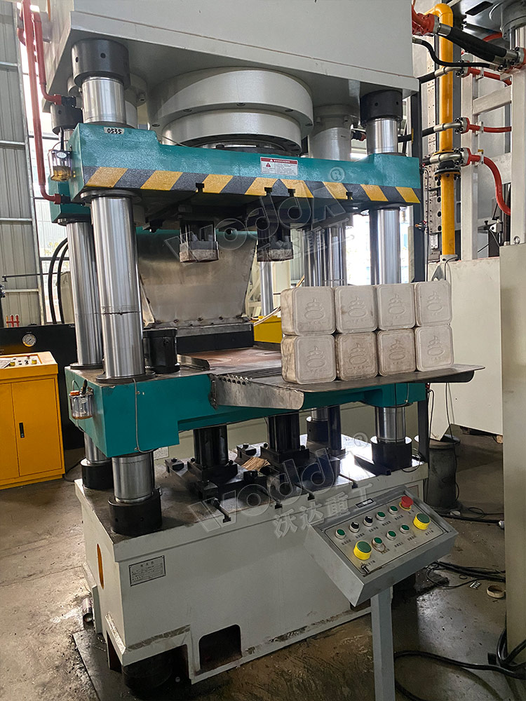 牛羊舔磚液壓機(jī)一模兩出 牛羊舔磚液壓機(jī)一模兩出