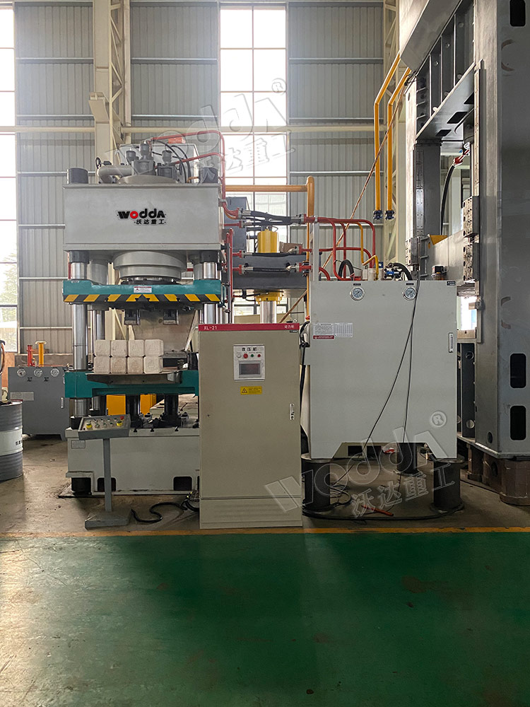 630噸牛羊舔磚機(jī) 630噸牛羊舔磚機(jī)