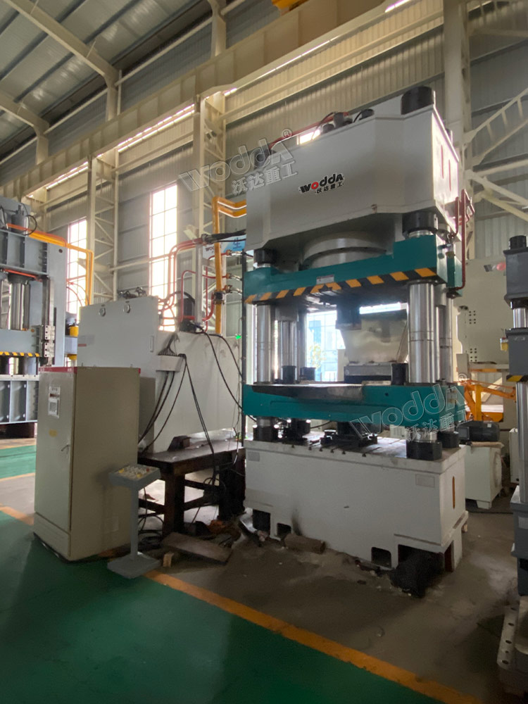 800噸四梁四柱液壓機(jī)車間試機(jī) 800噸四梁四柱液壓機(jī)車間試機(jī)