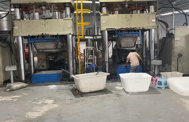 1000噸四柱液壓機(jī)模壓建筑塑料模殼 1000噸四柱液壓機(jī)模壓建筑塑料模殼