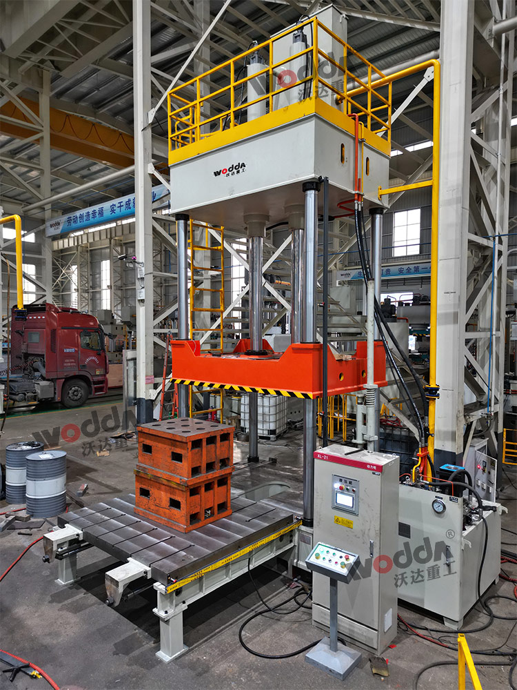 200噸四柱液壓機(jī)車(chē)間試機(jī) 200噸四柱液壓機(jī)車(chē)間試機(jī)