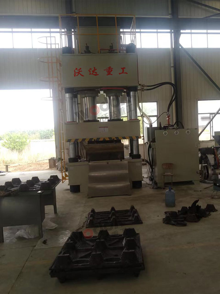 800噸塑料托盤(pán)液壓機(jī) 800噸塑料托盤(pán)液壓機(jī)