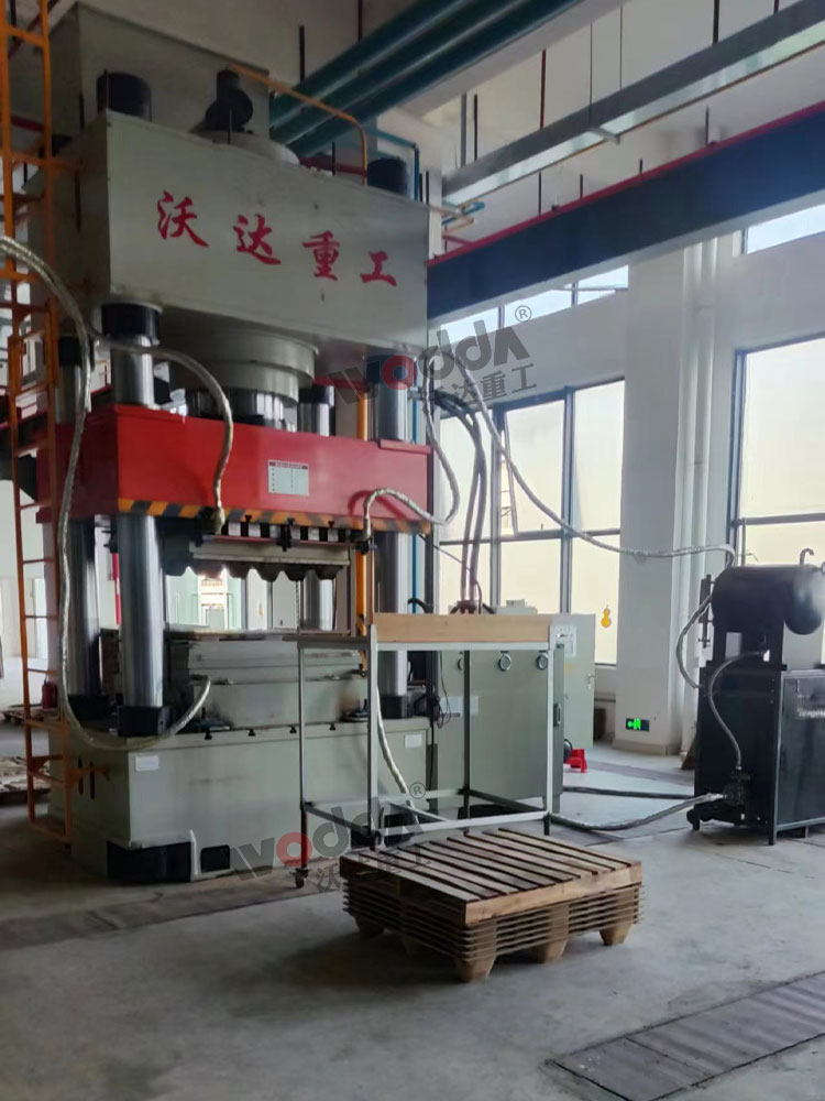 1000噸木屑托盤液壓機(jī)客戶現(xiàn)場 1000噸木屑托盤液壓機(jī)客戶現(xiàn)場