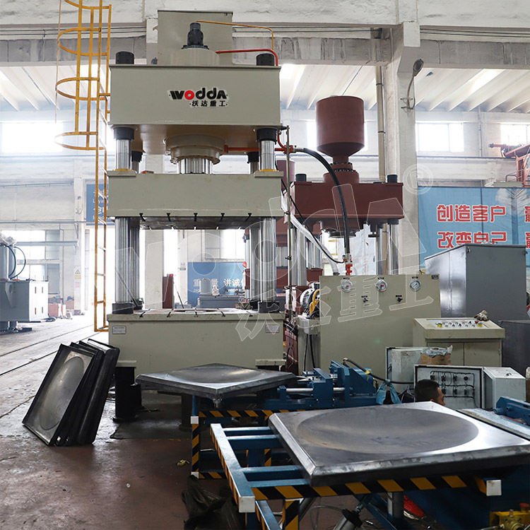 500噸不銹鋼水箱板液壓機(jī) 500噸不銹鋼水箱板液壓機(jī)