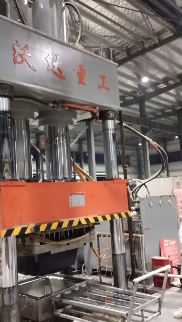 1000噸四柱液壓機(jī) 1000噸四柱液壓機(jī)