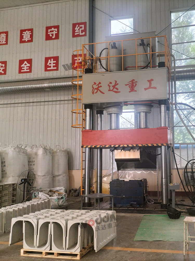 800噸U型排水溝模壓成型液壓機(jī) 800噸U型排水溝模壓成型液壓機(jī)