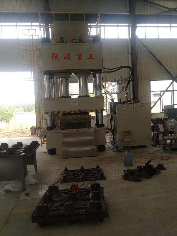 800噸塑料托盤成型液壓機(jī) 800噸塑料托盤成型液壓機(jī)