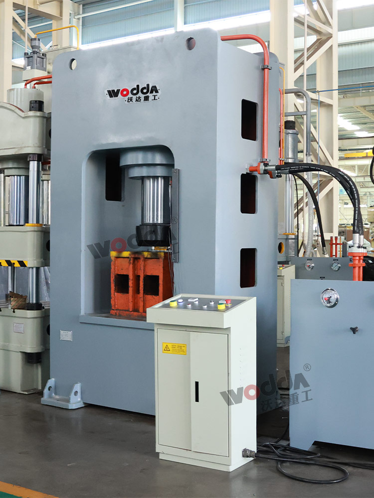 500噸龍門(mén)式壓裝液壓機(jī) 500噸龍門(mén)式壓裝液壓機(jī)