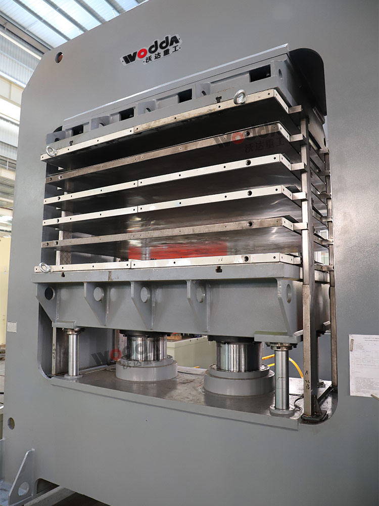 400噸復(fù)合板材多層熱壓機(jī)車架調(diào)試完成 400噸復(fù)合板材多層熱壓機(jī)車架調(diào)試完成