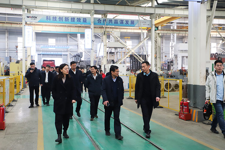 滕州市政協(xié)副主席董鴻洋一行考察沃達(dá)重工現(xiàn)場(chǎng) 滕州市政協(xié)副主席董鴻洋一行考察沃達(dá)重工現(xiàn)場(chǎng)