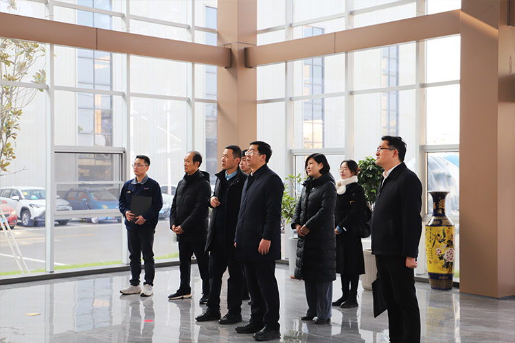 徐州市委常委、經(jīng)開(kāi)區(qū)黨工委書(shū)記張克一行蒞臨山東沃達(dá)重工調(diào)研考察